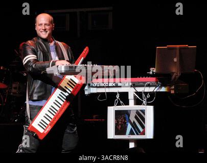 24 novembre 2007 - Los Angeles, Californie, États-Unis - le claviériste JORGE SOTO du groupe pop 'Moenia' se produit en direct au Nokia Theater de Los Angeles. (Crédit image : © Jesus Jimenez/ZUMA Press) Banque D'Images