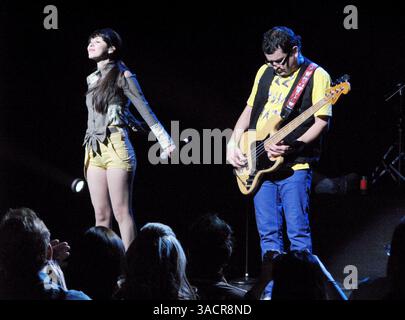 24 novembre 2007 - Los Angeles, Californie, États-Unis - le chanteur DENISSE GUERRERO et le bassiste RICHIE ARREOLA du groupe pop Belanova se produisent en direct au Nokia Theater de Los Angeles. (Crédit image : © Jesus Jimenez/ZUMA Press) Banque D'Images