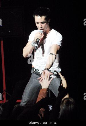 24 novembre 2007 - Los Angeles, Californie, États-Unis - le chanteur ALFONSO PICHARDO du groupe pop 'Moenia' se produit en direct au Nokia Theater de Los Angeles. (Crédit image : © Jesus Jimenez/ZUMA Press) Banque D'Images