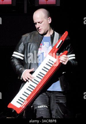 24 novembre 2007 - Los Angeles, Californie, États-Unis - le claviériste JORGE SOTO du groupe pop 'Moenia' se produit en direct au Nokia Theater de Los Angeles. (Crédit image : © Jesus Jimenez/ZUMA Press) Banque D'Images