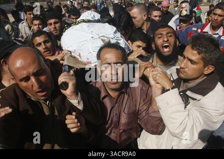 25 novembre 2007 - Gaza City, bande de Gaza - des Palestiniens portent les corps du militant du Jihad islamique, Yussef Mussa, lors de ses funérailles dans le camp de réfugiés de Maghazi, dans le centre de la bande de Gaza, le 25 novembre 2007. Mussa et un deuxième militant du Jihad islamique ont été tués dans une fusillade avec les troupes israéliennes pendant la nuit dans la bande de gaza, ont déclaré l'armée israélienne et des responsables palestiniens. (Crédit image : © Fady Adwan/ZUMA Press) Banque D'Images