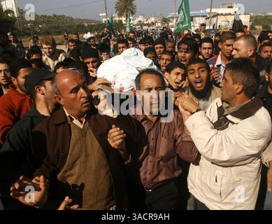 25 novembre 2007 - Gaza City, bande de Gaza - des Palestiniens portent les corps du militant du Jihad islamique, Yussef Mussa, lors de ses funérailles dans le camp de réfugiés de Maghazi, dans le centre de la bande de Gaza, le 25 novembre 2007. Mussa et un deuxième militant du Jihad islamique ont été tués dans une fusillade avec les troupes israéliennes pendant la nuit dans la bande de gaza, ont déclaré l'armée israélienne et des responsables palestiniens. (Crédit image : © Fady Adwan/ZUMA Press) Banque D'Images