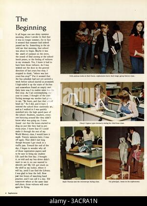 L’édition 1976 du Lincoln High Yearbook met en valeur la vie étudiante et l’excellence académique, en mettant en évidence les activités parascolaires, les événements sportifs et les moments scolaires mémorables de l’année scolaire 1975-1976. Banque D'Images