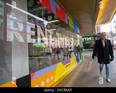 'Louer cet espace' - une boutique vacante sur Charing Cross Road, en attente de son prochain locataire. Charing Cross Road, autrefois connue pour ses boutiques dynamiques, connaît un déclin du nombre de détaillants indépendants en raison de la hausse des loyers, de la montée des achats en ligne et de l’impact de la pandémie, conduisant à de nombreuses unités de magasins vides Banque D'Images