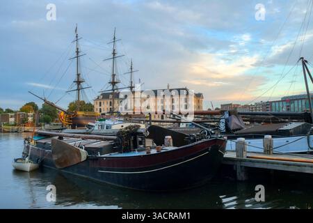 Port historique avec voilier à Amsterdam Banque D'Images