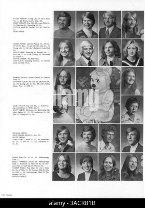L'édition 1976 du Lincoln High Yearbook documente l'année académique 1975-1976, mettant en vedette les étudiants, les enseignants, les sports, les clubs, et les événements clés qui ont défini l'année scolaire. Banque D'Images