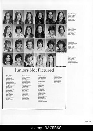 L’édition 1976 du Lincoln High Yearbook présente les faits saillants de l’année scolaire 1975-1976 en mettant l’accent sur les élèves, les enseignants, l’athlétisme, les clubs et les événements scolaires majeurs. Banque D'Images