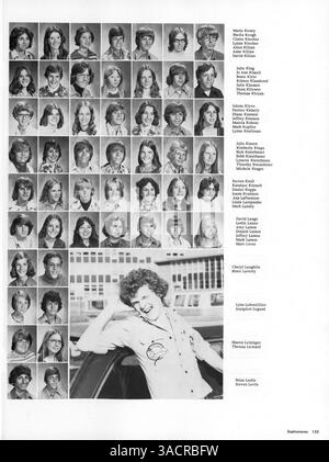 Cette édition 1976 du Lincoln High Yearbook offre un aperçu complet de l'année scolaire 1975-1976 mettant en évidence les élèves, les enseignants, l'athlétisme, les clubs, et des événements scolaires. Banque D'Images