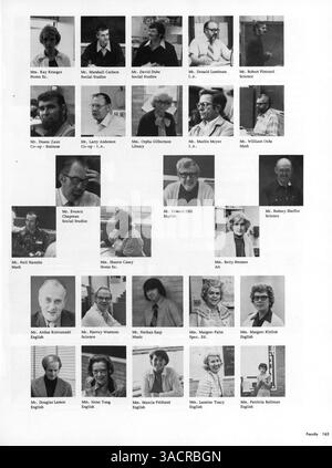Cette édition 1976 du Lincoln High Yearbook met en lumière les moments clés et les événements de l’année scolaire 1975-1976, y compris les clubs étudiants, l’athlétisme, le corps professoral et les activités à l’échelle de l’école. Banque D'Images