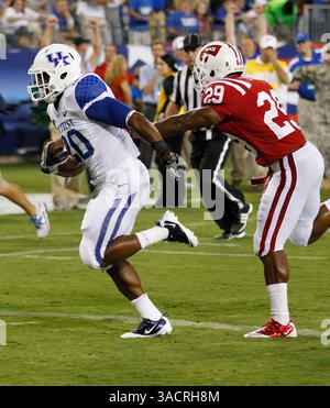 1er septembre 2011 - Nashville, TN, USA - Kentucky Wildcats Running Back Josh Clemons (20 ans) a effectué un touchdown pour le deuxième quart-temps devant le défenseur des Western Kentucky Hilltoppers Kiante Young (29 ans) au LP Field le jeudi 1er septembre 2011, à Nashville, Tennessee. (Crédit image : © Mark Cornelison/Lexington Herald-leader/MCT/ZUMAPRESS.com) Banque D'Images