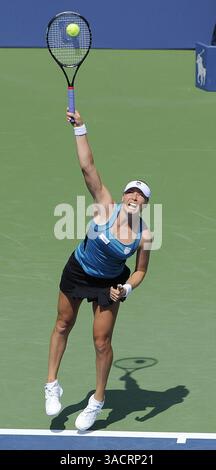 2 septembre 2011 - Flushing Meadows, NY, États-Unis - Vera Zvonareva de Russie sert à Anabel Medina Garrigues d'Espagne lors du tournoi de tennis américain Open à Flushing Meadows, New York, le vendredi 2 septembre 2011. (Crédit image : © Kathleen Malone-Van Dyke/Newsday/MCT/ZUMAPRESS.com) Banque D'Images
