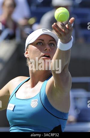 2 septembre 2011 - Flushing Meadows, NY, États-Unis - Vera Zvonareva de Russie sert à Anabel Medina Garrigues d'Espagne lors du tournoi de tennis américain Open à Flushing Meadows, New York, le vendredi 2 septembre 2011. (Crédit image : © Kathleen Malone-Van Dyke/Newsday/MCT/ZUMAPRESS.com) Banque D'Images