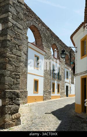 Bâtiments résidentiels intégrés dans l’aqueduc d’Evora Banque D'Images