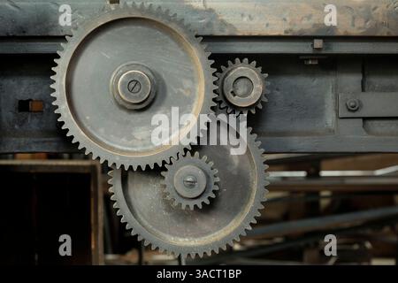 Trois roues dentées usées de tailles différentes Banque D'Images