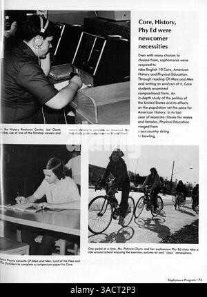 L’Echowan Yearbook 1975 saisit les moments clés de l’école secondaire Louis Park, documentant l’athlétisme, les clubs étudiants et les principales réalisations académiques et parascolaires de 1974 à 1975. Banque D'Images