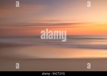 Coucher de soleil coloré au bord de la mer, tourné avec le mouvement intentionnel de la caméra (ICM) Banque D'Images