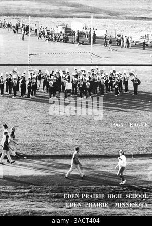 L'édition 1965 de l'annuaire '65 Eagle' de l'Eden Prairie High School met en lumière les élèves, les enseignants, les sports, les clubs et l'année scolaire 1964-1965. Banque D'Images