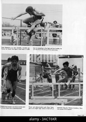 L'Echowan Yearbook 1975 saisit l'essence de l'année académique 1974-1975 de l'École secondaire Louis Park, couvrant l'athlétisme, les étudiants, les clubs, les professeurs, et des événements scolaires. Banque D'Images