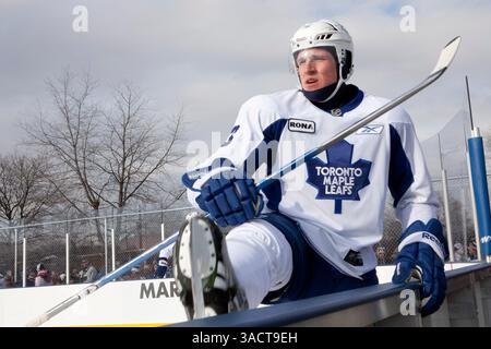 04 janvier 2012 - Toronto, Ontario, Canada - le capitaine des Leafs, DION PHANEUF, s'étire pendant la pratique en plein air. Les Maple Leafs de Toronto, en collaboration avec leur TEAM UP Foundation, la ville de Toronto et le commanditaire RONA, ont aidé à lancer la patinoire Sunnydale acres nouvellement rénovée dans le nord de Toronto, où l’équipe a tenu son entraînement annuel gratuit en plein air. Les fans, jeunes et moins jeunes, se sont présentés à des températures inférieures à zéro pour voir leurs joueurs préférés traverser leurs allures. (Crédit image : © Chris Drost/ZUMAPRESS.com) Banque D'Images