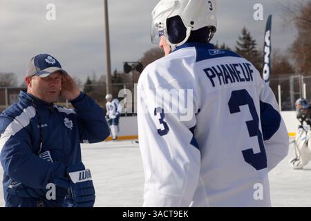 04 janv. 2012 - Toronto, Ontario, Canada - le capitaine des Leafs DION PHANEUF (#3) se cogne avec l'entraîneur adjoint des Leafs GREG CRONIN. Les Maple Leafs de Toronto, en collaboration avec leur TEAM UP Foundation, la ville de Toronto et RONA, commanditaire, ont aidé à lancer la patinoire Sunnydale acres, récemment rénovée, dans le nord de Toronto, où l’équipe a tenu son événement extérieur annuel gratuit. Les fans, jeunes et moins jeunes, se sont montrés par des températures inférieures à zéro pour voir leurs joueurs préférés traverser leurs allures. (Crédit image : © Chris Drost/ZUMAPRESS.com) Banque D'Images