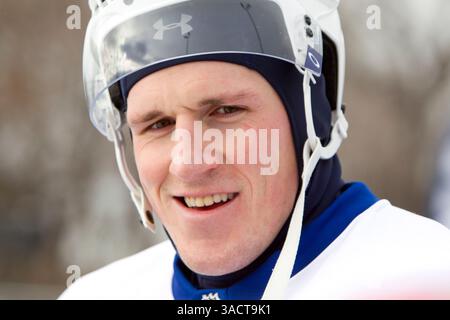 04 janvier 2012 - Toronto, Ontario, Canada - Capitaine Leafs DION PHANEUF. Les Maple Leafs de Toronto, en collaboration avec leur TEAM UP Foundation, la ville de Toronto et le commanditaire RONA, ont aidé à lancer la patinoire Sunnydale acres nouvellement rénovée dans le nord de Toronto, où l’équipe a tenu son entraînement annuel gratuit en plein air. Les fans, jeunes et moins jeunes, se sont montrés par des températures inférieures à zéro pour voir leurs joueurs préférés traverser leurs allures. (Crédit image : © Chris Drost/ZUMAPRESS.com) Banque D'Images