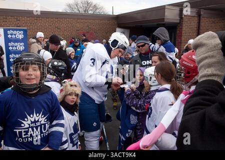 04 janvier 2012 - Toronto, Ontario, Canada - le capitaine Leafs DION PHANEUF signe des autographes pour les fans. Les Maple Leafs de Toronto, en collaboration avec leur TEAM UP Foundation, la ville de Toronto et le commanditaire RONA, ont aidé à lancer la patinoire Sunnydale acres nouvellement rénovée dans le nord de Toronto, où l’équipe a tenu son entraînement annuel gratuit en plein air. Les fans, jeunes et moins jeunes, se sont montrés par des températures inférieures à zéro pour voir leurs joueurs préférés traverser leurs allures. (Crédit image : © Chris Drost/ZUMAPRESS.com) Banque D'Images