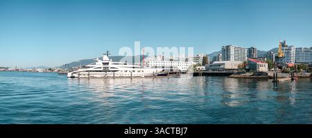 Yacht de luxe amarré dans le port avec des bâtiments. Panorama moderne sur le front de mer de la ville. Station Seabus près de Londsdale Quay. Tourisme d'été à Vancouver. Sélectif Banque D'Images
