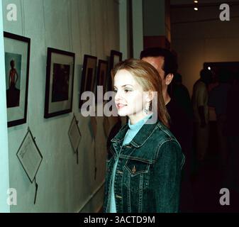 16 juillet 2000 ; Los Angeles, CA, États-Unis ; acteur MENA SUVARI et son mari @ la victoire sur la violence Galerie réception.. (Crédit image : Jonathan Alcorn/ZUMAPRESS.com) Banque D'Images