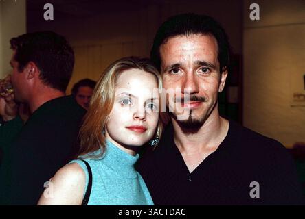 16 juillet 2000 ; Los Angeles, CA, États-Unis ; acteur MENA SUVARI et mari @ la victoire sur la violence Galerie réception.. (Crédit image : Jonathan Alcorn/ZUMAPRESS.com) Banque D'Images