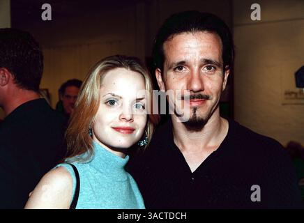 16 juillet 2000 ; Los Angeles, CA, États-Unis ; acteur MENA SUVARI et mari @ la victoire sur la violence Galerie réception.. (Crédit image : Jonathan Alcorn/ZUMAPRESS.com) Banque D'Images