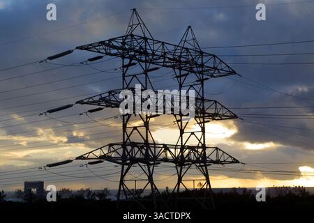 11 janvier 2001 ; Los Angeles, CA, États-Unis ; lignes électriques à El Segundo, CA. . (Crédit image : Jonathan Alcorn/ZUMAPRESS.com) Banque D'Images