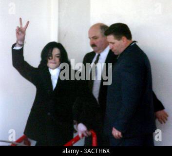20 novembre 2003 ; Santa Barbara, CA, États-Unis ; chanteur MICHAEL . JACKSON fait des vagues aux fans alors qu'il quitte le comté de Santa Barbara. Le bureau des shérifs après avoir été réservé pour des accusations d'agression d'enfants. . Jackson s'est rendu après avoir volé dans un jet privé de .Vegas. (Crédit image : Jonathan Alcorn/ZUMAPRESS.com) Banque D'Images
