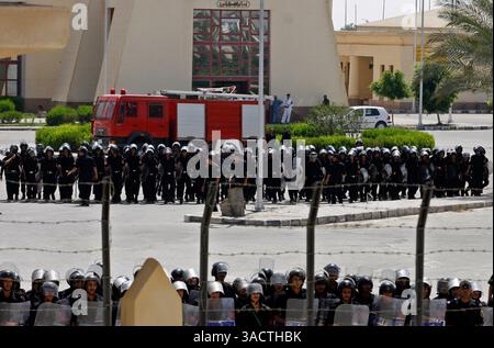 21 mai 2008 - bande de Gazy, Israël - des soldats égyptiens regardent le côté gazaouis du poste frontalier fermé de Rafah avec l'Égypte le 6 juin 2008, lors d'une manifestation palestinienne appelée par le Hamas pour protester contre le blocus israélien sur la bande de Gaza. Environ 500 policiers égyptiens ont été appelés aujourd'hui comme renforts pour s'assurer qu'il n'y ait pas de nouvelle brèche de frontière en janvier, lorsque des militants de Gaza ont fait exploser de grandes sections de la barrière frontalière, envoyant des centaines de milliers de Palestiniens affluer en Égypte pour s'approvisionner en fournitures vitales (crédit image : PropA images/ZUMAPRESS.com) Banque D'Images