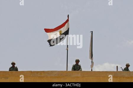 21 mai 2008 - bande de Gazy, Israël - les soldats égyptiens regardent vers le côté gazaouis du poste frontière fermé de Rafah avec l'Égypte le 6 juin 2008, lors d'une manifestation palestinienne appelée par le Hamas pour protester contre le blocus israélien sur la bande de Gaza. Environ 500 policiers égyptiens ont été appelés aujourd'hui comme renforts pour s'assurer qu'il n'y ait pas de nouvelle brèche de frontière en janvier, lorsque des militants de Gaza ont fait exploser de grandes sections de la barrière frontalière, envoyant des centaines de milliers de Palestiniens affluer en Égypte pour s'approvisionner en fournitures vitales (crédit image : PropA images/ZUMAPRESS.com) Banque D'Images