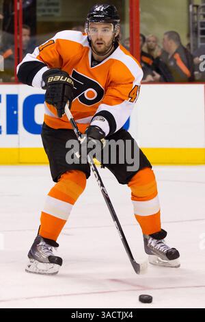 5 janvier 2012 : Andrej Meszaros (41 ans), défenseur des Flyers de Philadelphie, contrôle la rondelle lors du match de la LNH entre les Blackhawks de Chicago et les Flyers de Philadelphie au Well Fargo Center à Philadelphie, en Pennsylvanie. (Crédit image : © Chris Szagola/Cal Sport Media/ZUMAPRESS.com) Banque D'Images