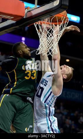 6 janvier 2012 - Charlotte, NC, USA - Charlotte Hornets Cody Zeller, à droite, est entaché par l'attaquant du Jazz de l'Utah Trevor Booker, à gauche, le lundi 18 janvier 2016, au Time Warner Cable Arena à Charlotte, en Caroline du Nord (crédit image : © Jeff Siner/TNS via ZUMA Wire) Banque D'Images