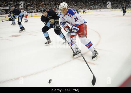 6 janvier 2012 - Pittsburgh, PENNSYLVANNIA, U. S - L'aile gauche des Rangers de New York Ruslan Fedotenko (26) pousse la rondelle sur le défenseur des Penguins de Pittsburgh Zbynek Michalek (4) pendant la première période alors que les Penguins de Pittsburgh affrontent les Rangers de New York au CONSOL Energy Center à Pittsburgh, PA. (Crédit image : © Steve Dietz/Southcreek/ZUMAPRESS.com) Banque D'Images