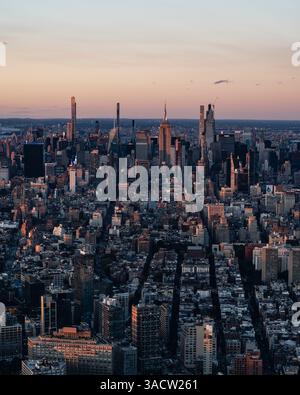 Vue d'ensemble de la ville de One World Trade Center, Manhattan, New York City, États-Unis, coucher de soleil Banque D'Images
