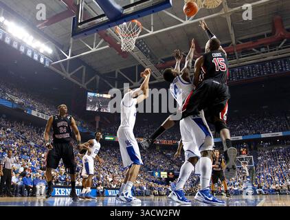 7 janvier 2012 - Lexington, KY, États-Unis - L'attaquant des Gamecocks de Caroline du Sud, Malik Cooke (15 ans), lance un tir déséquilibré sur l'attaquant des Wildcats du Kentucky Michael Kidd-Gilchrist (14 ans) lors d'un match au Rupp Arena de Lexington, Kentucky, le samedi 7 janvier 2012. Le Kentucky bat la Caroline du Sud, 79-64. (Crédit image : © Mark Cornelison/Lexington Herald-leader/MCT/ZUMAPRESS.com) Banque D'Images