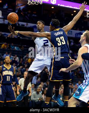 8 janvier 2012 - Charlotte, NC, États-Unis - Marvin Williams, l'attaquant des Hornets Charlotte, à gauche, se dirige vers le panier lors d'une tentative de tir alors que Myles Turner, centre des Pacers de l'Indiana, à droite, applique une pression défensive au cours du premier quart-temps, lundi 7 novembre 2016 au Spectrum Center à Charlotte, N.C. à droite se trouve l'attaquant/centre des Hornets Cody Zeller. (Crédit image : © Jeff Siner/TNS via ZUMA Wire) Banque D'Images