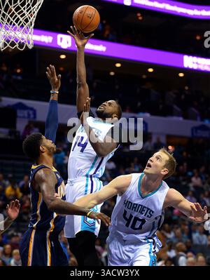 8 janvier 2012 - Charlotte, NC, USA - Michael Kidd-Gilchrist, au centre, se dirige vers le panier pour deux points alors que Paul George, à gauche, l'attaquant des Pacers de l'Indiana, exerce une pression défensive au cours du premier quart-temps, lundi 7 novembre 2016 au Spectrum Center à Charlotte, en Caroline du Nord, à droite se trouve Cody Zeller, l'attaquant des Hornets. (Crédit image : © Jeff Siner/TNS via ZUMA Wire) Banque D'Images
