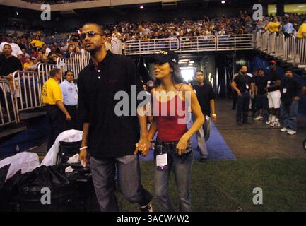 02 octobre 2005 ; San Antonio, TX, États-Unis ; TONY PARKER des Spurs de San Antonio et l'actrice EVA LONGORIA entrent dans l'Alamodome pour le match de la NFL entre les Bills de Buffalo et les Saints de la Nouvelle-Orléans dimanche. Les Saints ont perdu l'utilisation de leur stade natal, le Superdome, lorsque l'ouragan Katrina a ravagé la Nouvelle-Orléans le 29 août. (Crédit image : San Antonio Express-News/ZUMAPRESS.com) Banque D'Images