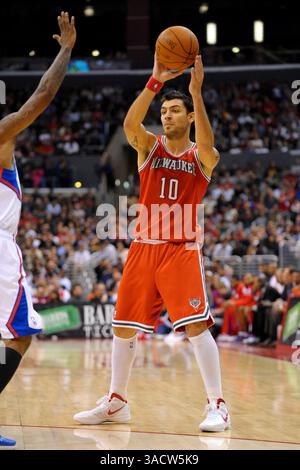 7 janvier 2012 Los Angeles, CA. Milwaukee Bucks le petit attaquant Carlos Delfino #10 passe le ballon dans la première moitié du match NBA entre les Clippers de Los Angeles et les Bucks de Milwaukee au Staples Center de Los Angeles, CA. David Hood/CSM(crédit image : © David Hood/Cal Sport Media/ZUMAPRESS.com) Banque D'Images