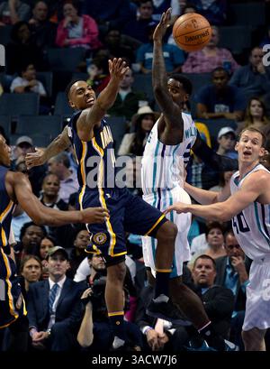 8 janvier 2012 - Charlotte, NC, USA - le garde des Pacers de l'Indiana Jeff Teague, à gauche, perd le contrôle du ballon alors que l'attaquant des Hornets Charlotte Marvin Williams, au centre, applique une pression défensive pendant la première mi-temps le lundi 7 novembre 2016 au Spectrum Center à Charlotte, en Caroline du Nord, à droite est l'attaquant des Hornets/centre Cody Zeller. (Crédit image : © Jeff Siner/TNS via ZUMA Wire) Banque D'Images