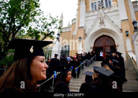 16 mai 2008 - San Antonio, Texas, États-Unis - AVRIL STAUTZENBERGER se rend à une cérémonie liturgique de remise des diplômes à la chapelle de l'Université notre-Dame du Lac, vendredi 16 mai 2008 (image crédit : San Antonio Express-News/ZUMAPRESS.com) Banque D'Images