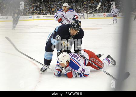 6 janvier 2012 - Pittsburgh, PENNSYLVANNIA, U. S - L'aile gauche des Rangers de New York Ruslan Fedotenko (26) et le défenseur des Penguins de Pittsburgh Deryk Engelland (5) se battent pour une rondelle lâche alors que les Penguins de Pittsburgh affrontent les Rangers de New York au CONSOL Energy Center à Pittsburgh, PA. (Crédit image : © Steve Dietz/Southcreek/ZUMAPRESS.com) Banque D'Images
