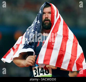 POUR LE SPORT - le américain Christian Cantwell s'enveloppe dans un drapeau américain après avoir participé au tir masculin mis sur le premier jour d'athlétisme aux Jeux olympiques de Pékin 2008 vendredi 15 août 2008 à Pékin, en Chine. Cantwell a remporté la médaille d'argent (crédit image : San Antonio Express-News/ZUMAPRESS.com) Banque D'Images