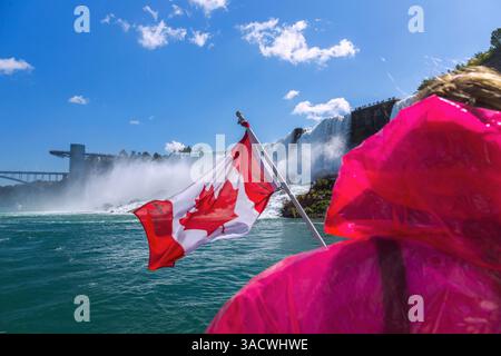 Chutes du Niagara, tour d'observation, chutes américaines, chutes du voile de la mariée, croisières Horneblower Niagara, Ontario, Canada Banque D'Images