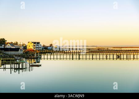 Maisons avec jetée à Chincoteague sur Chincoteague Bay, Accomack Count, Virginie, États-Unis Banque D'Images