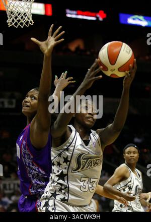 SPORTS - Sophia Young, à droite, des Silver Stars de San Antonio, affronte DeMya Walker, à gauche, des Monarchs de Sacramento, au AT&T Center de San Antonio le mardi 11 août 2009. LISA KRANTZ/lkrantz@express-news.net (image crédit : San Antonio Express-News/ZUMAPRESS.com) Banque D'Images